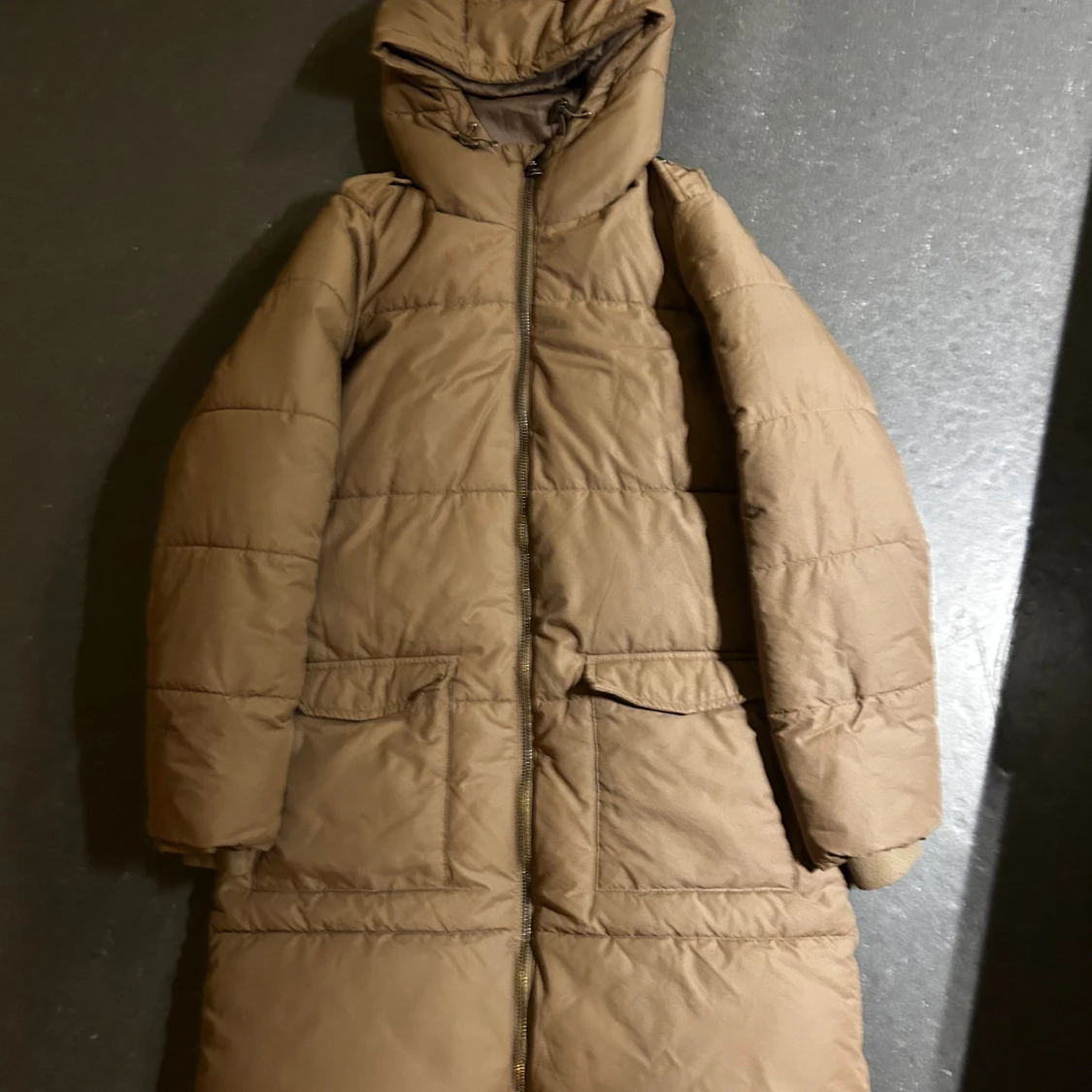 Beige lång pufferjacka med huva vinterjacka - 1