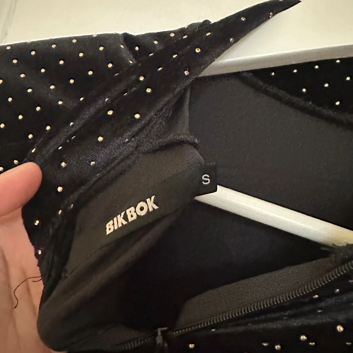 Svart sammetsklänning med prickar BikBok - 2