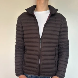 Colmar Jacka - Hej säljer nu min fina Colmar jacka i stolek 50 (M). Den är i princip nyskick (se bild 5) och är super snygg vid höst/vintern. Nypris +- 4000kr! Glöm inte följa🌊🍾