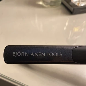 Björn Axén mini Plattång - Professionell plattång från Björn Axén Tools. Stilren design i svart, med tydlig on/off-knapp. Perfekt för att skapa släta frisyrer eller lockar. Används av både proffs, hemma och på resor. Pris kan diskuteras💕
