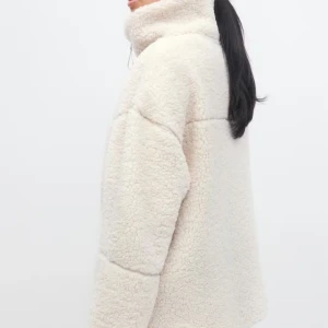 Teddy jacka  - Vit teddy jacka från Ginatricot, aldrig använd🤗skriv för frågor!