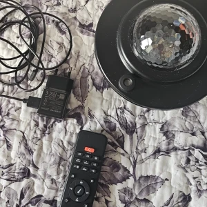 Discolampa med fjärrkontroll - Discolampa med färgade LED-effekter, levereras med fjärrkontroll och laddare. Perfekt för fester och evenemang. Lampan har em synliga repa på höljet men är i fullt fungerande skick. Enkel att använda och ger häftig ljusshow.