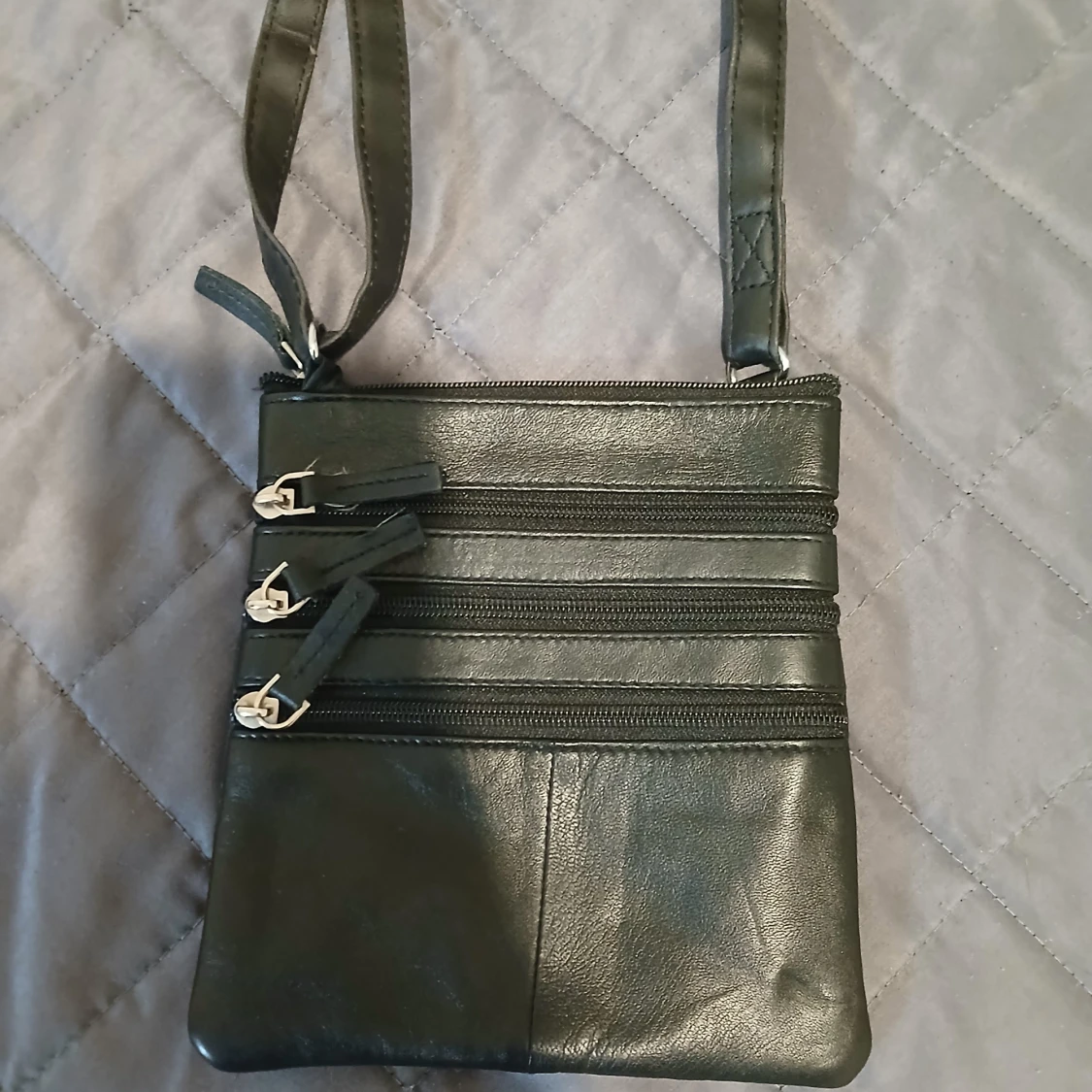 Svart axelväska i skinn med dragkedjor