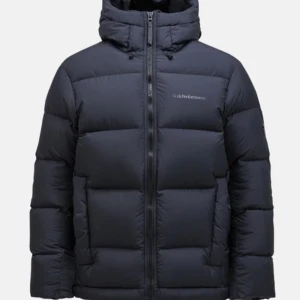 Svart dunjacka från Peak Performance - Säljer en mörkblå dunjacka från Peak Performance med huva och stilren design. Jackan har en rak passform, synlig dragkedja framtill och diskret logga på bröstet. Perfekt för kalla dagar med sin tjocka, quiltade look och praktiska fickor. Orginalpris 4000