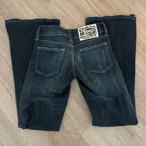 Lågmidjade jeans - Storlek 25/30. Innerbenslängd 75cm och midjemått 33cm. Helt nya 