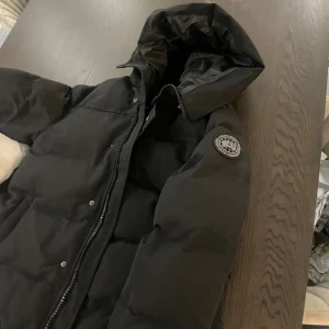 Svart pufferjacka från Canada Goose - Säljer en svart pufferjacka från Canada Goose i storlek S. Typ helt ny, Är inte nöjd med storleken. 