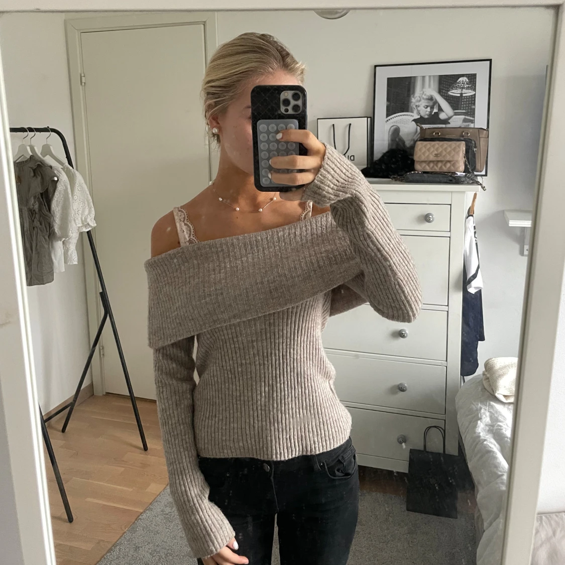 Beige ribbad offshoulder stickad tröja