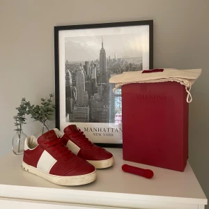 Nya Valentino Flycrews - Tjenare! Jag säljer ett par feta Valentino Flycrews som endast är använda ca 5 gånger. De har inga defekter och alla nitar är kvar. Vad de brukar kosta≈ 6000-10000 Mitt pris= 2499kr!🤯 Allt OG medföljer och skorna är i storlek 41 men passar även 42. Perfekt val inför vintern eftersom de är i skinn och inte mocka vilket kommer göra att skorna kommer att hålla länge!💯 Skriv i DM om du har andra funderingar👌