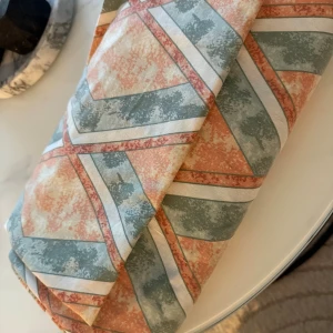 Påslakan med örngott till enkelsäng – som nytt! - Säljer ett jättefint påslakan med matchande örngott till enkelsäng. Endast använt en gång och i absolut nyskick – rent, fräscht och fint!