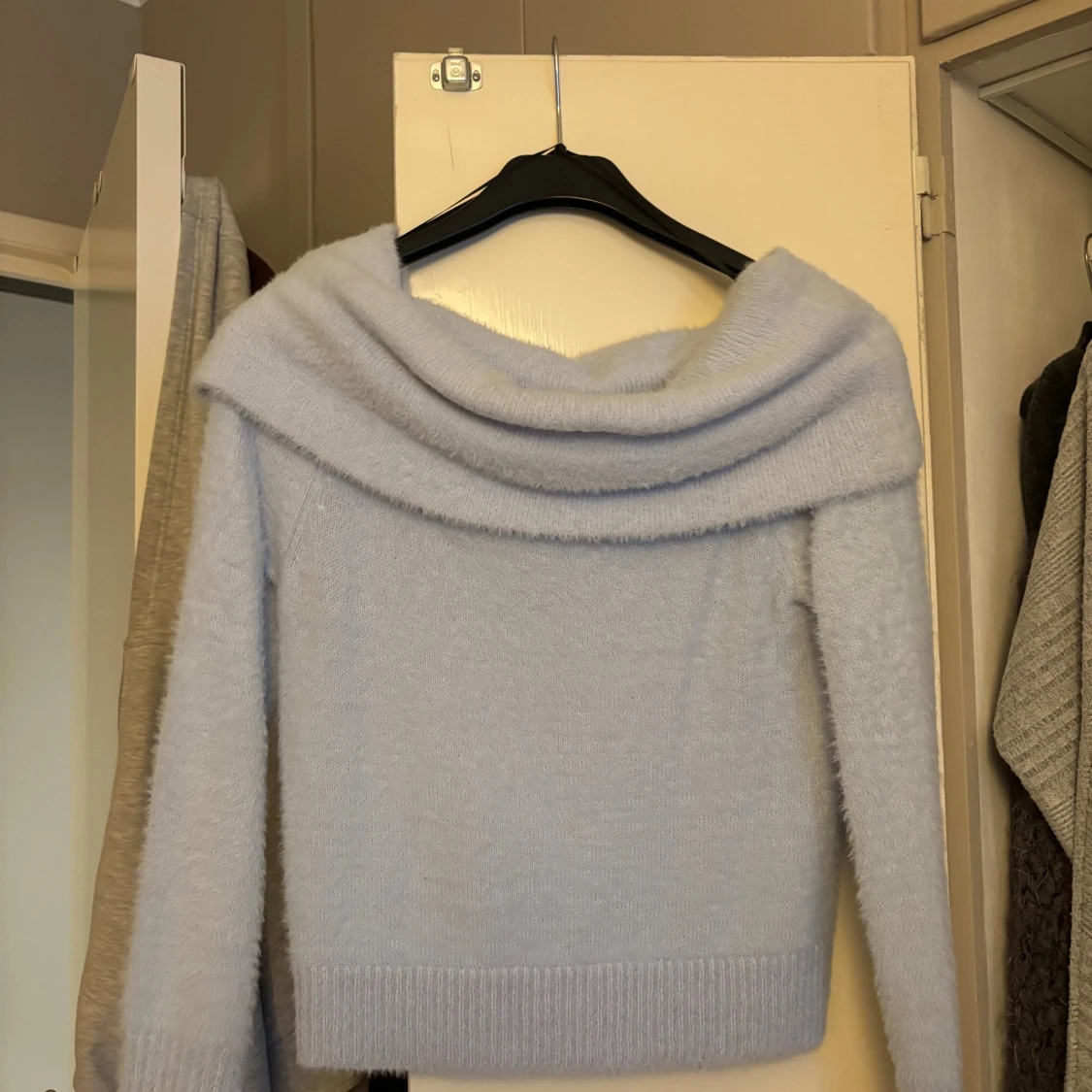 Ljusblå offshoulder stickad tröja