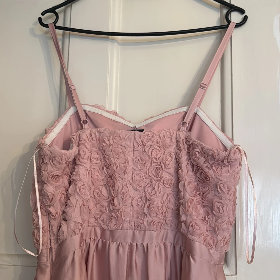 Ljusrosa långklänning med rosdetaljer - 2