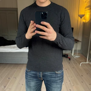 Stickad tröja NN07 - Tjenare säljer en stickad tröja ifrån märket NN07, den är i mycket fint skick. Storlek L men passar mer som en M. Hör gärna av er vid frågor och funderingar!🤗
