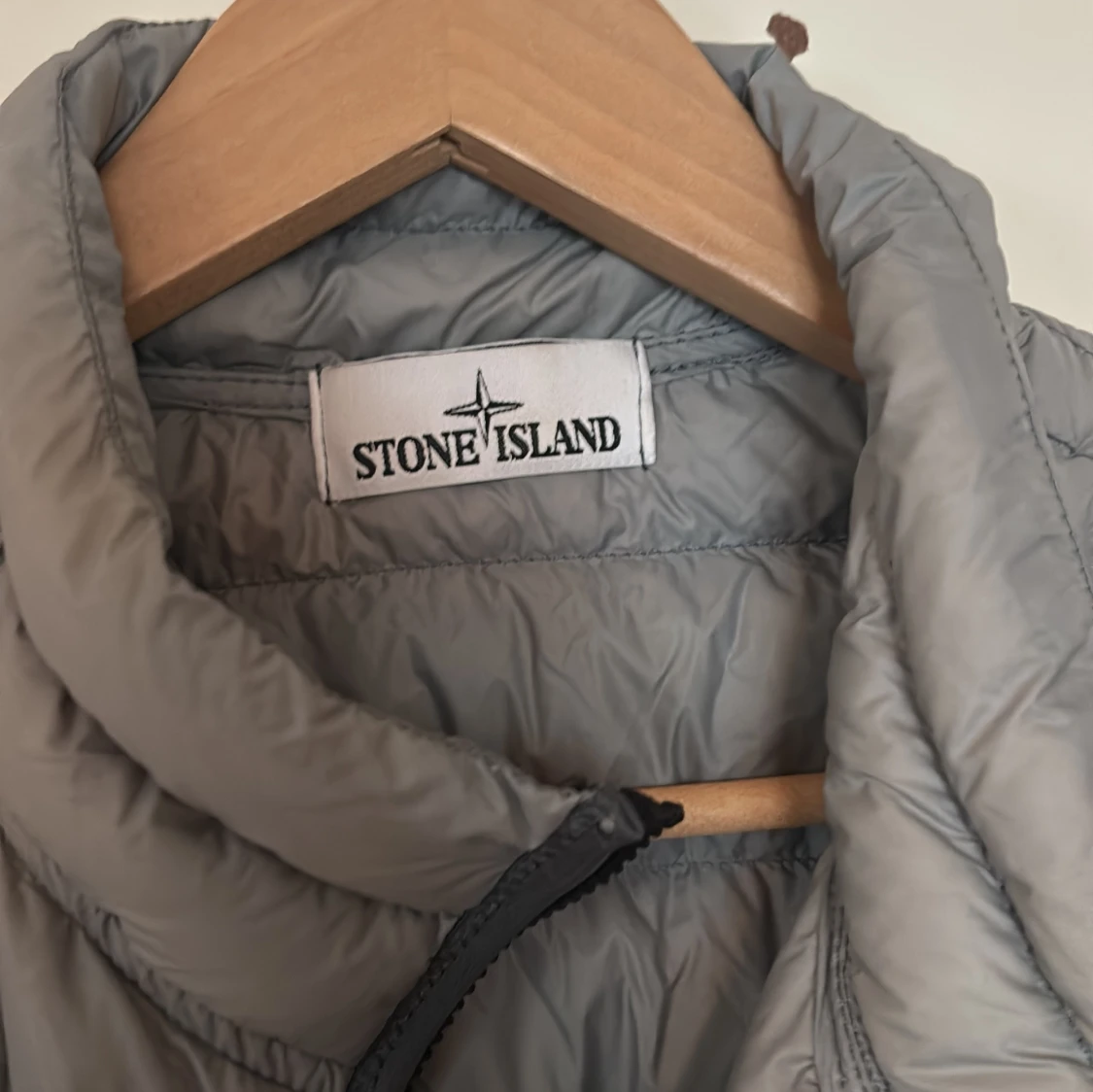 Grå dunväst från Stone Island - 2