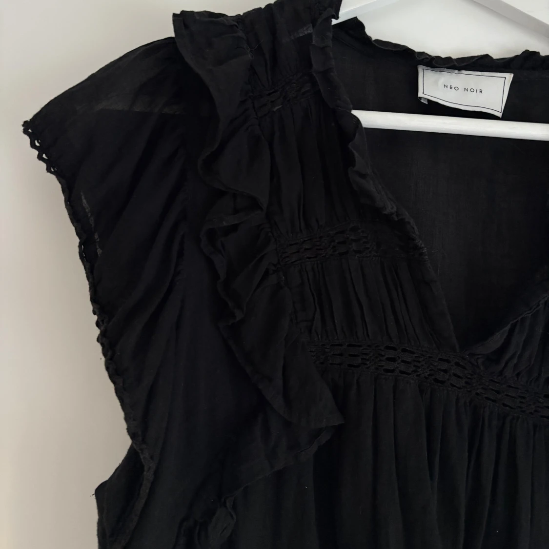 Svart volangblus från Neo Noir - 1