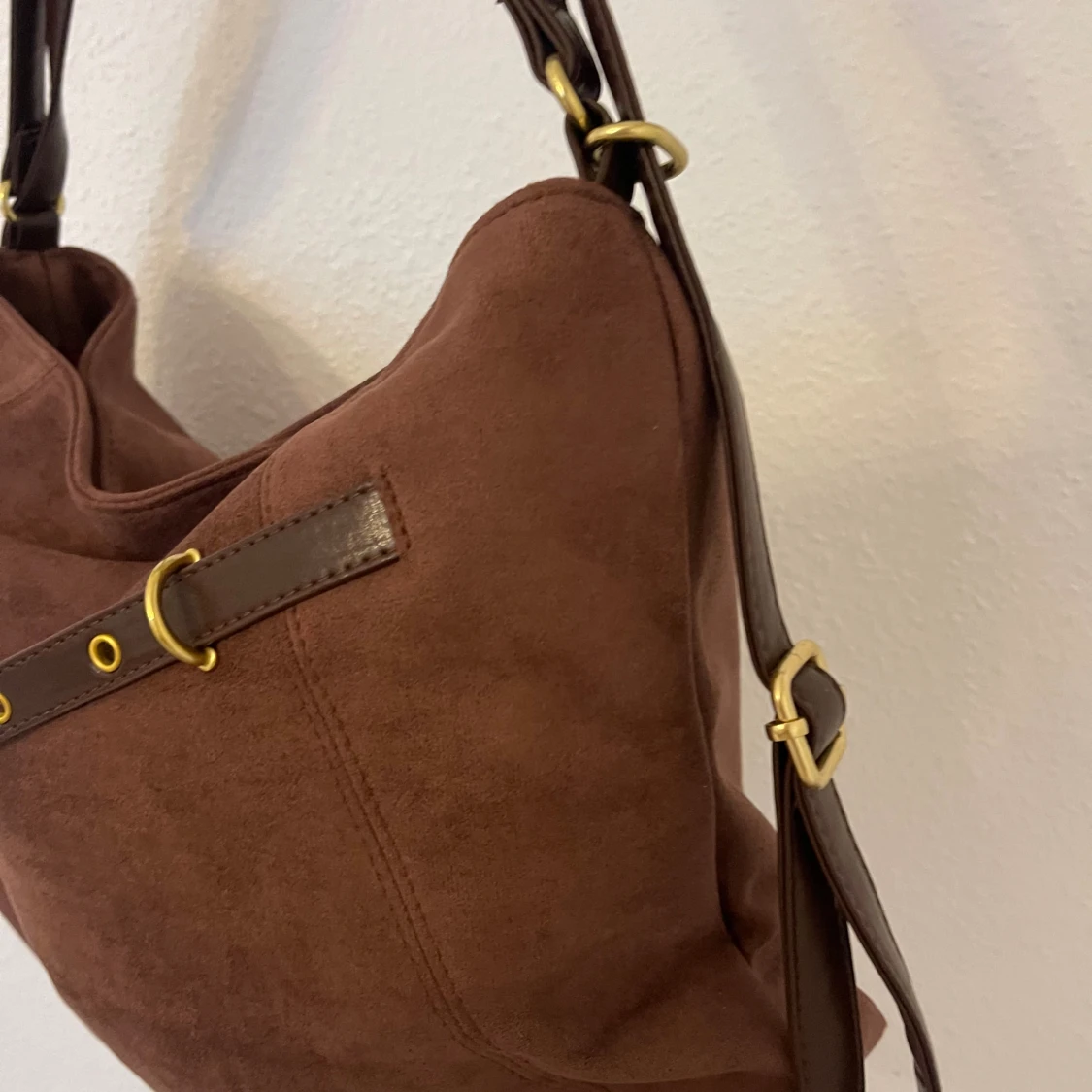 Brun mocka axelväska med detaljer - 2