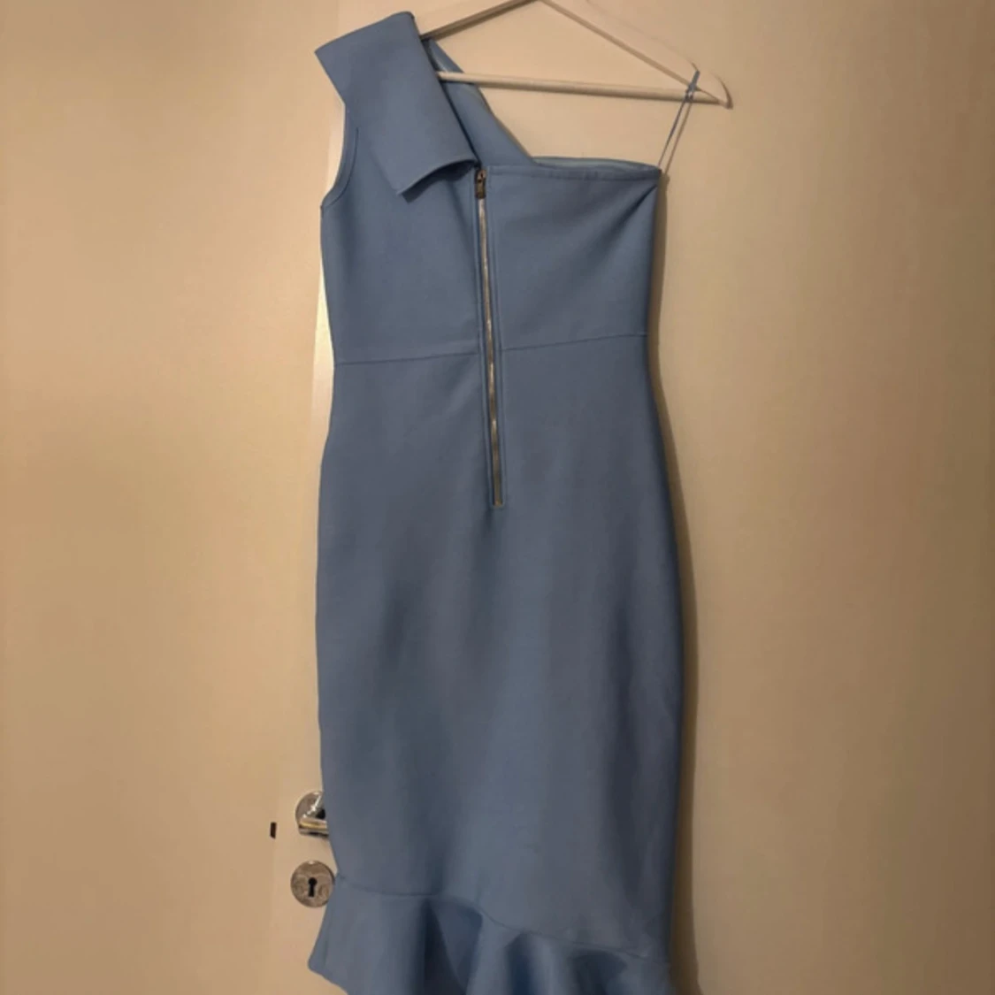 Ljusblå one shoulder klänning - 1