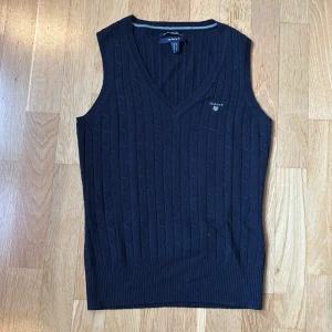 marinblå GANT ullväst - superfin ullväst från gant i marinblå färg!!