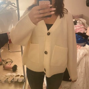 Vit/birch kofta från Vero Moda - Aldrig använd, endast testad, tycker den sitter lite stort på mig. Storlek M men passar S också sitter lite oversized på mig. Den ska vara liten i storleken står det på hemsidan. Väldigt varm och mysig till hösten/vintern