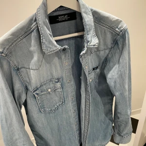 Denim Skjorta Replay - Fet denim skjorta från replay! Vid frågor är det endast att höra av sig! Nypris 1499kr!