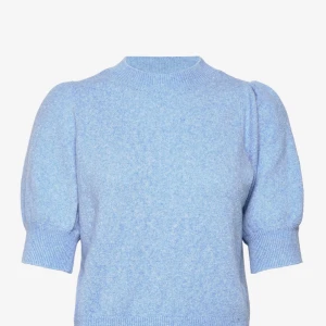 Babyblå stickad tröja 💙 - Jättefin babyblå tröja i mjukt material! Använd få gånger, perfekt skick 🫶🏾