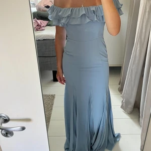 Balklänning blå - En väldigt fin ljusblå balklänning som passar perfekt nu till balen i sommar! Helt oanvänd med prislapp kvar. Den är i storlek 38 men passar även 36!