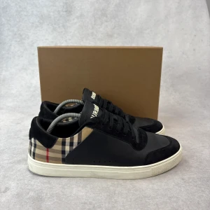 Burberry checked sneaker - – Condition: 9,5/10  – What is included: Only sneakers  – Retail price: Over 650 euro