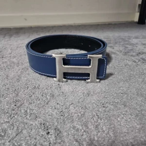 Blått H-bälte - Säljer ett H-bälte till högsta kvalite. Stilig, klass pch riktigt fräsch bälte. Vid frågor är det bara o höra av sig👍👌