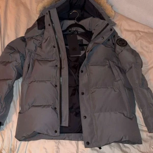 Grå Canada Goose black label - Grå canada goose black badge. Storlek m. Pris går att pruta. Skriv för föer bilder