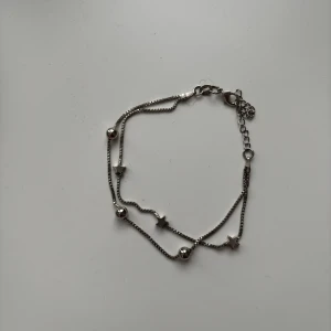 Armband  - Fint armband som har tecken på användning såsom färg men ändå är i ett bra skick 