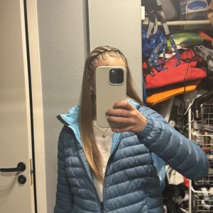 Blå dunjacka från Peak Performance 170  - Säljer en blå dunjacka från Peak Performance i storlek 170. Som är i mycket fint skick(inga skavanker) Jackan har huva, dragkedja framtill och broderad logga på bröstet. Lätt och smidig modell med quiltad design, perfekt för lite kyligare dagar, Fodret är i ljusare blå nyans. säljer den pågrund av att den inte kommer till andvändning💕Den är liten i storlek så passar dom som har minde storlek också.priset kan även diskuteras💕
