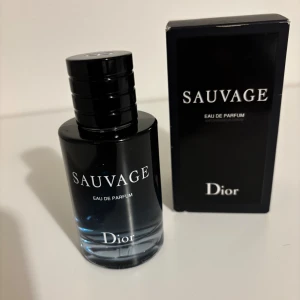 Dior Sauvage Eau de Parfum - Dior Sauvage Eau de Parfum, 60 ml, Finns 40 ml kvar i flaskan. Snygg och stilren flaska med sprayfunktion!  Nypris för 60 ml är 1025kr. Doftnoter : Peppar, Bergamott. Hjärtnoter: Lavendel, Sichuanpeppar, Vetiver, Geranium, Rosépeppar, Apelsinblom. Basnoter: Cederträ, Ambroxan, Labdanum. Doftar magiskt! 