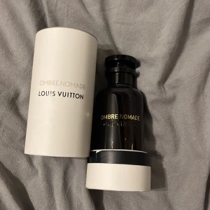 Louis Vuitton Ombre Nomade 100ml - Exklusiv Louis Vuitton-parfym, Ombre Nomade, i elegant förpackning. Eau de Parfum, 100 ml. Perfekt för dig som vill sticka ut med en lyxig touch.