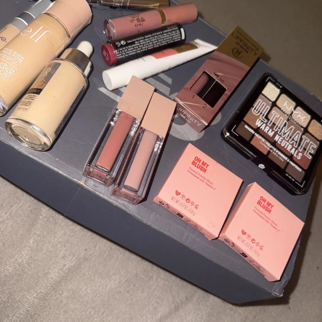 Stor sminksamling med paletter och blush