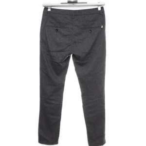 Dondup Mörkgrå kostymbyxor  - Snygga mörkgrå Dondup kostymbyxor med smal passform och klassisk design. Byxorna har bälteshällor, sidofickor och bakfickor med knapp. Perfekta för en stilren look och tillverkade i ett mjukt material som ger en skön känsla hela dagen. Pris kan diskuteras vid snabb affär.