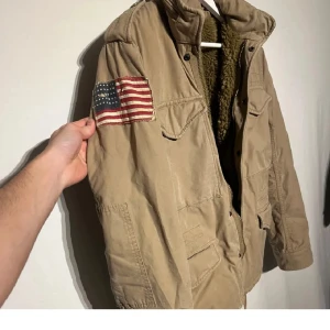 Ralph Lauren field jacket - En sjukt fet field jacket frän ralph lauren (polo jeans co) i fint skick! Jackan är fodrad med fleecematerial och är varm, passar även till vintern! Storlek S. Hör av er vid fragor!