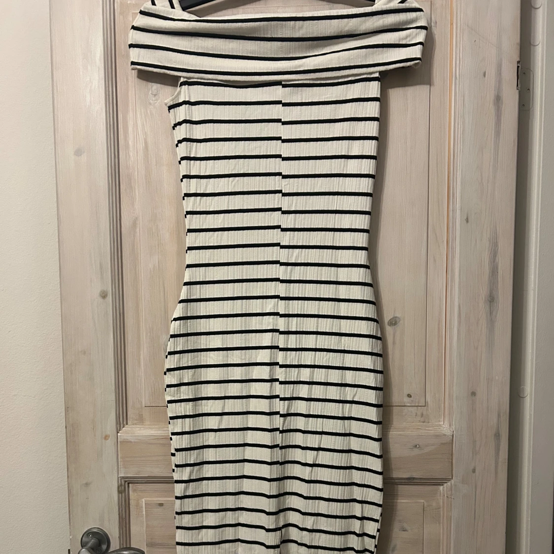 Randig offshoulder långklänning - 1