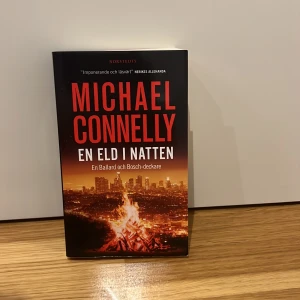 En eld i natten - En spännande Ballard och Bosch-deckare där gamla mysterier väcks till liv. Perfekt för dig som gillar nervkittlande polisarbete, oväntade vändningar och mörka stadsmiljöer. En bok som håller dig vaken långt in på natten!