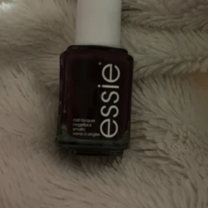 Essie nagellack No To-Do 897 - Mörklila nagellack från Essie i nyansen No To-Do 897. Kommer i klassisk fyrkantig glasflaska med vit kork. Perfekt för dig som vill ha en djup, trendig färg på naglarna. Lätt att applicera och ger ett snyggt, jämnt resultat. ANVÄNDT4-5 ggr!