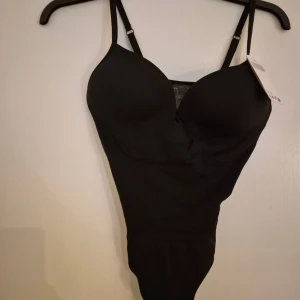 Body H&M storlek M  - Helt ny och oanvänd 