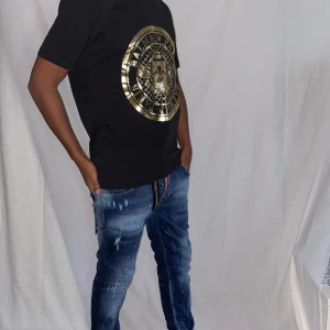 Balmain t shirt strl S - Helt ny. Fin replika med grym kvalitet. Modellen är 175cm lång bär storlek S. Pris: 999kr. Först till kvarn som gäller. Skickas direkt inom 24h