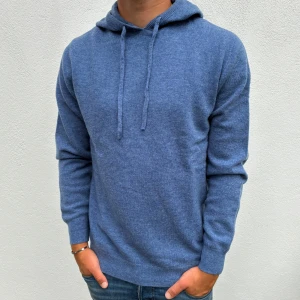 Kashmir/Merino hoodie - Blå Kashmir/Merino hoodie | Storlek M | Modellen är 177cm lång, passar lite längre | Endast testad, därför grymt skick | Hör av dig vid frågor🌟
