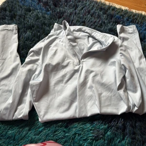 Ridsport tröja i ljus blå - Super fin ridtröja i baby blå 