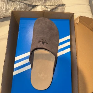 Adidas Adimule bruna mockasandaler - Helt nya aldrig använda