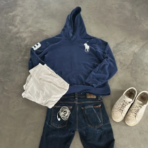 Polo Ralph Lauren Hoodie Big Pony - Riktigt snygg blå hoodie från Polo Ralph Lauren med den sällsynta big pony modellen på bröstet! Hoodien sälj inte längre och är väldigt eftertraktad🙌