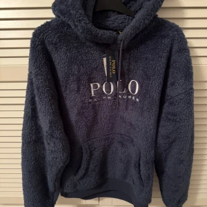 Polo Ralph Lauren - Sherpa Fleece helt ny  - Polo Ralph Lauren - Sherpa Fleece helt ny aldrig använd ny pris 3000 kr mitt pris 1800 kr storlek M först till kvarn Qr kod finns för att se att den är äkta 