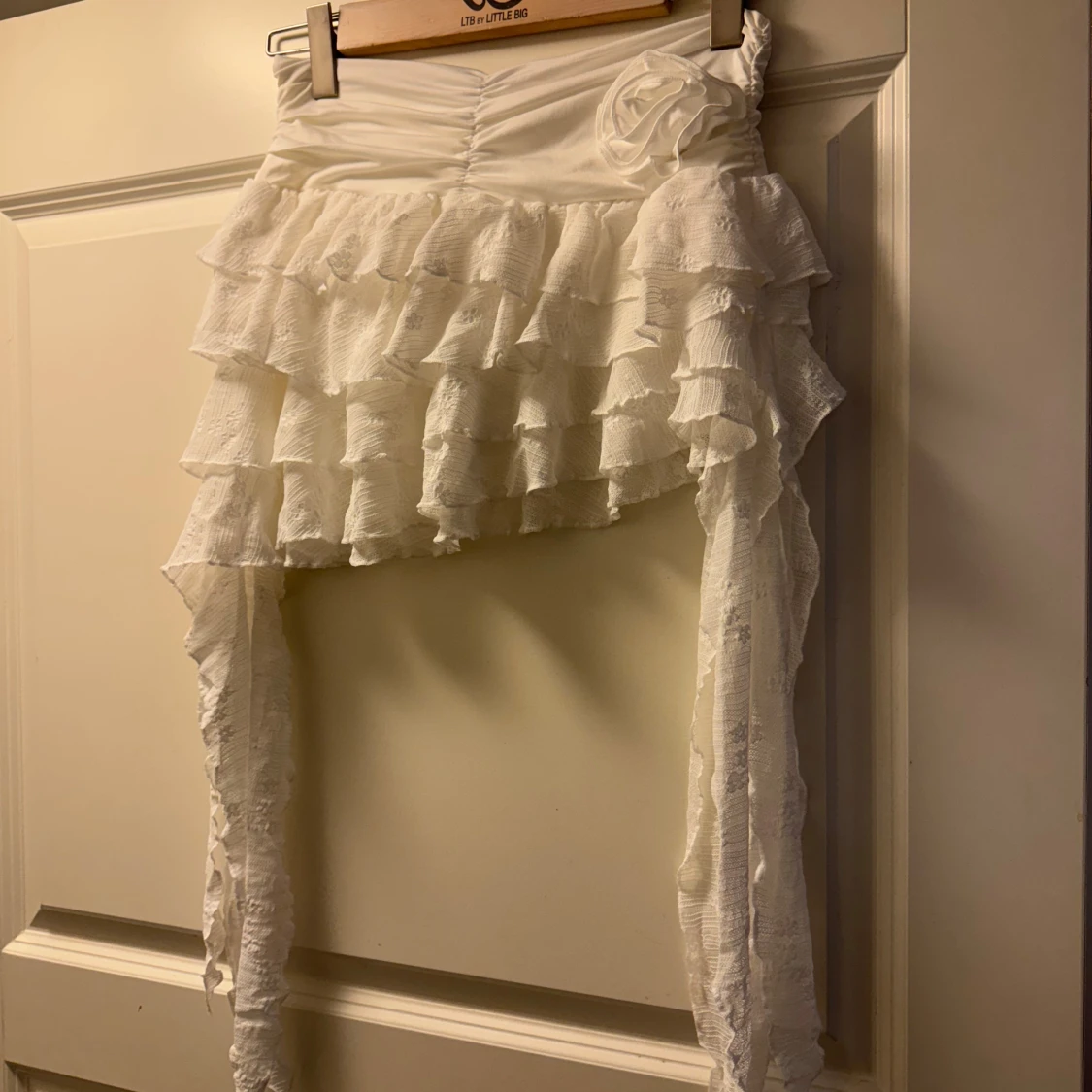 Vit asymmetrisk volangkjol med rosett S - 2