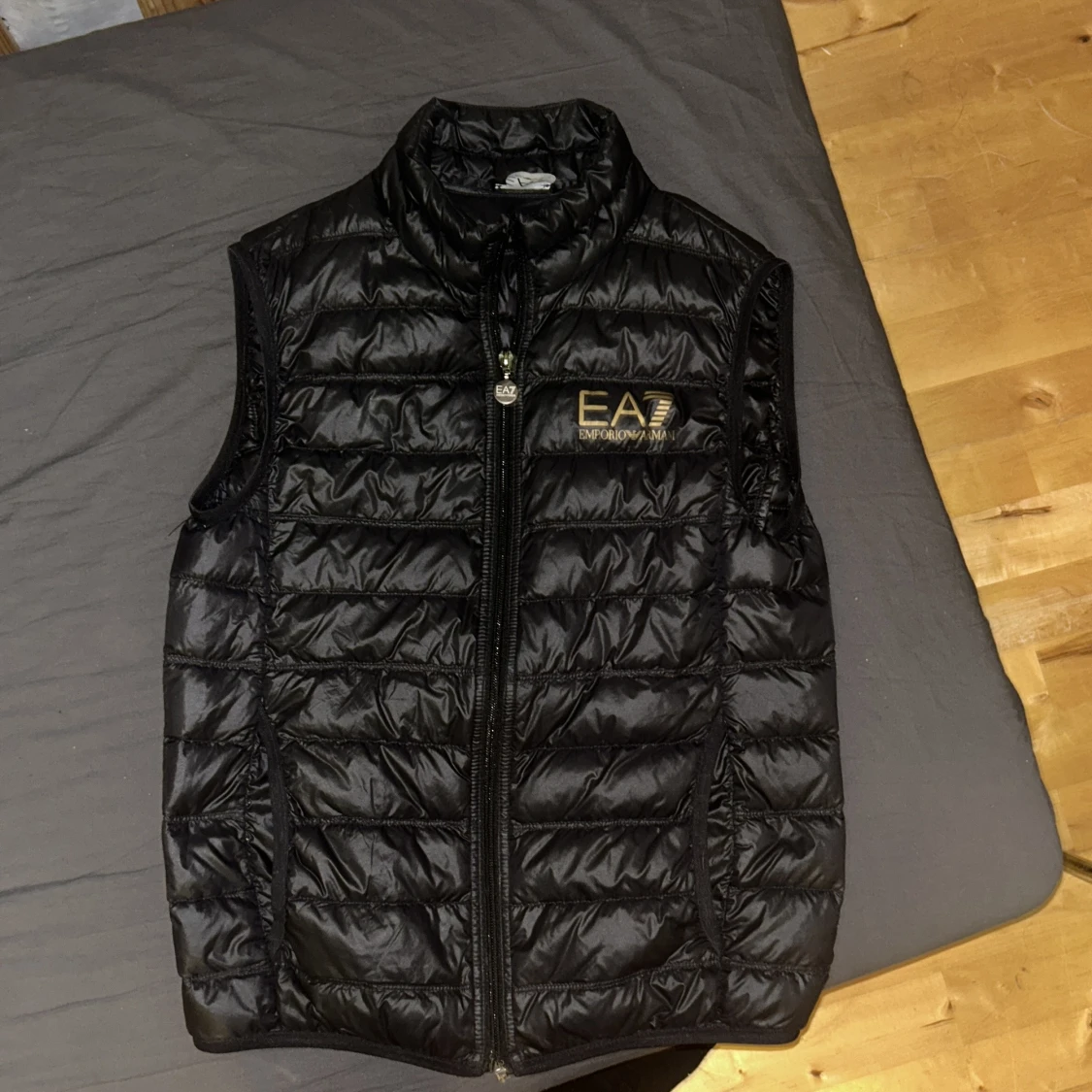 Svart dunväst från EA7 Emporio Armani