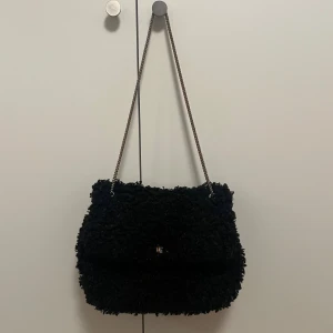 Becksondergaard Väska - Fluffy väska från Beck Sondergaard. Heter Teddy Hollis väskan. Väskan själv är i bra skick.
