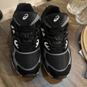 Asics NYC gel - Riktigt feta skor som är skor trendiga just nu. Jag har haft på mig d 2 ggr men de blev för små.  Jätte fräscha och som sagt jag har använt skorna 2 ggr så skicket är sol ny skick. Skorna kostar 1800kr men jag väljer att sälja de för 1200kr för jag har använt de så priset går ju självklart ner, men priset kan ju också diskuteras. 