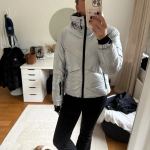 Silvrig skidjacka  - Så snygg fodrad skidjacka🤌🏼🤌🏼